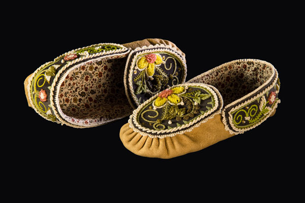 Mohawk-style moccasins, 2022. Kawennihe Merit Cross (Wolf Clan, Kahnawà:ke Mohawk Territory). These moccasins use the technique of Iroquois style raised beadwork that is used across all the Six Nations since the mid to late 1800s. 022.5
